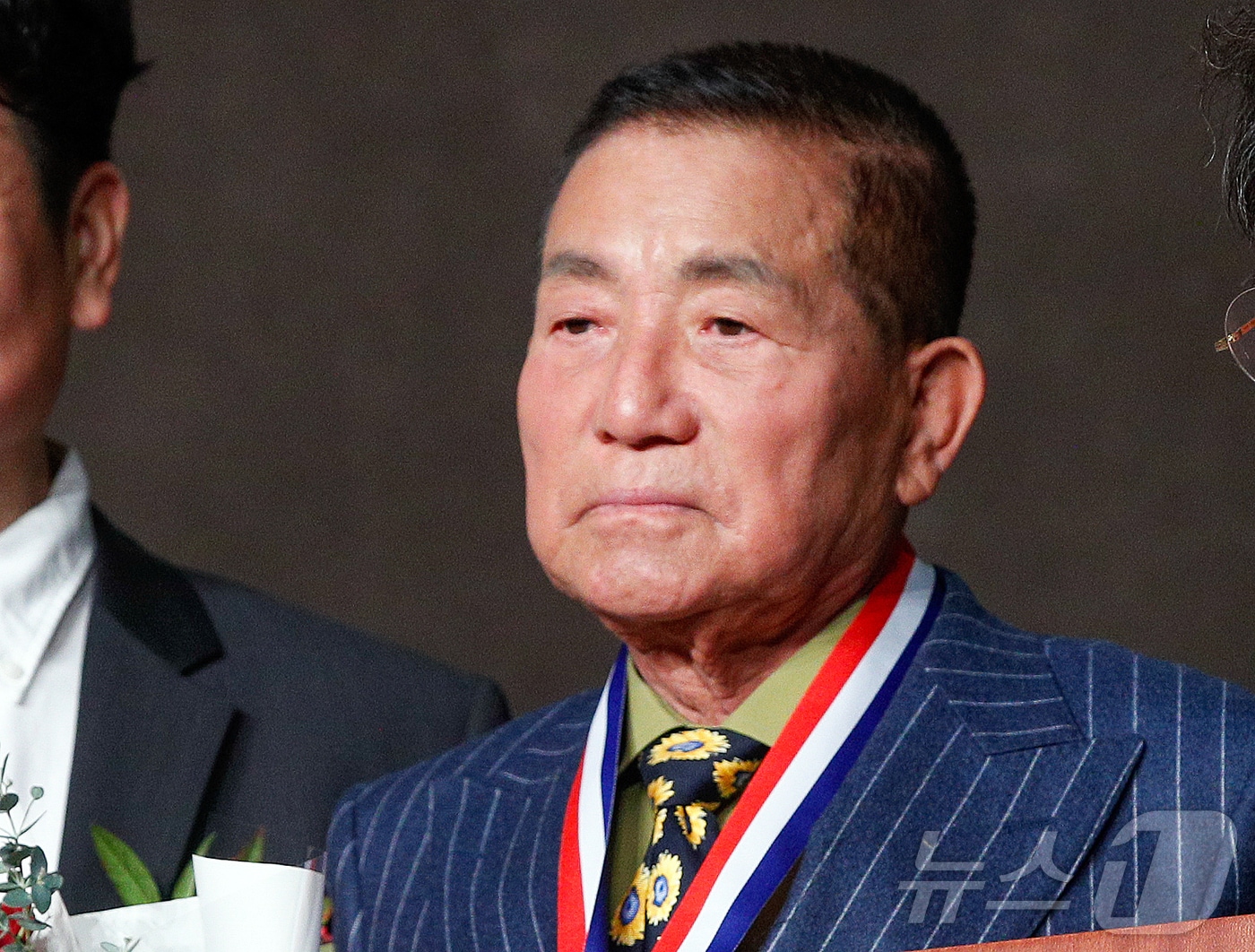 ‘뽀빠이 아저씨’로 알려진 방송인 이상용(81)씨가 9일 오후 별세했다. 소속사 이메이드엔터테인먼트 관계자에 따르면 이씨는 오늘 오후 12시 45분쯤 서울 서초구 자택 인근 병원을 다녀오는 길에 갑자기 쓰러졌고, 응급실로 이송됐지만 결국 세상을 떠났다. 1944년 4월 충남 서천에서 태어난 고인은 고려대학교 임학과를 졸업한 뒤 1971년 CBS 기독교방송 MC로 방송계에 본격 데뷔했다. 이후 KBS의 인기 어린이 노래 프로그램인 '모이자 노래하자'의 진행을 맡으며 '뽀빠이'란 별칭으로 이목을 집중시켰다. 1989년부터는 MBC 군인 위문 예능 프로그램 '우정의 무대'의 MC를 맡아 국민적 인기를 끌었다. 사진은 지난 2020년 당시 이상용 씨. (뉴스1 DB) 2025.5.9/뉴스1 ⓒ News1 김진환 기자