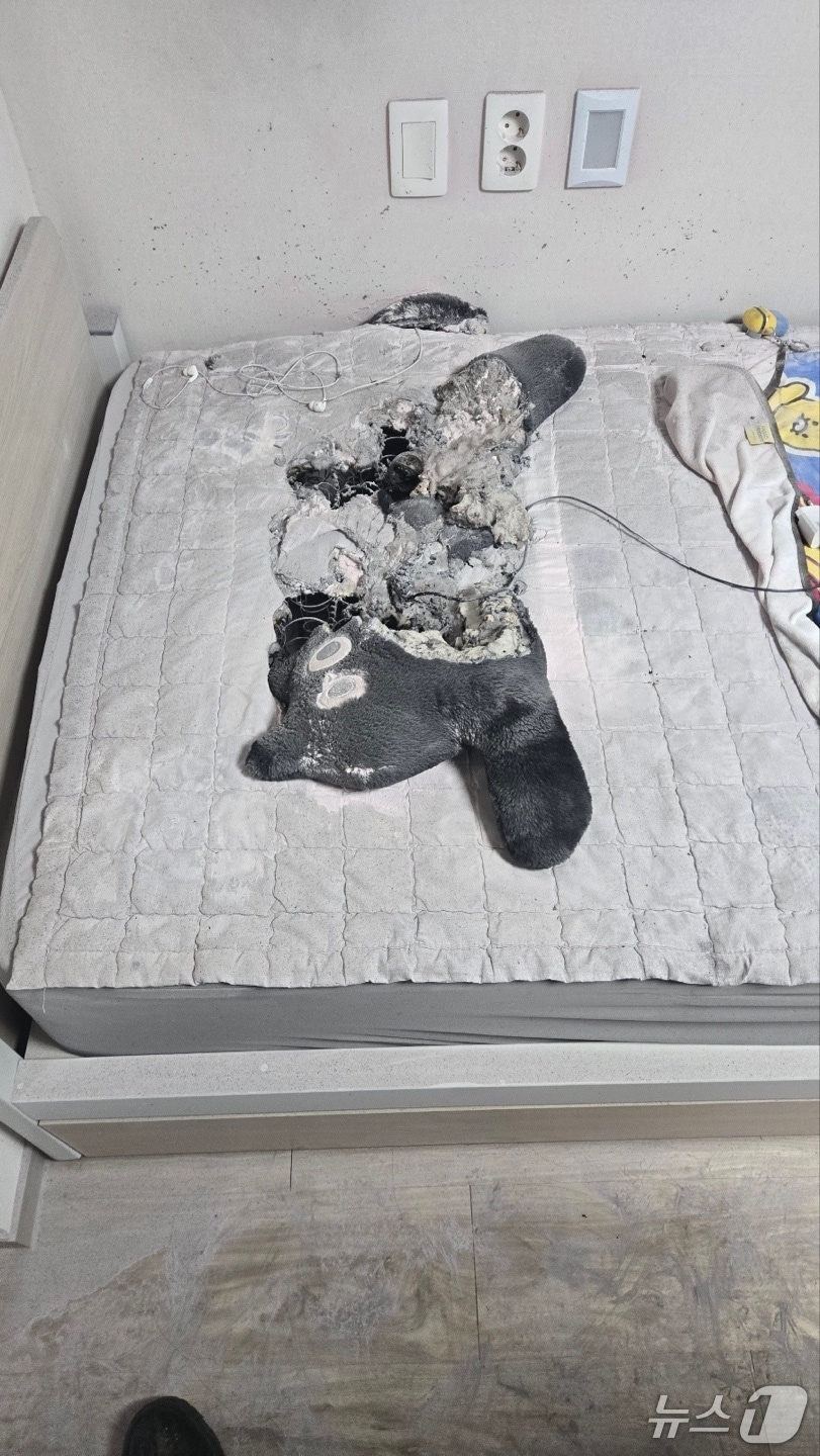 9일 오후 1시 45분께 전북자치도 군산시 미룡동의 군산대학교 기숙사에서 충전 중이던 무선 보조배터리에 불이 났다.(전북소방 제공. 재판매 및 DB금지)