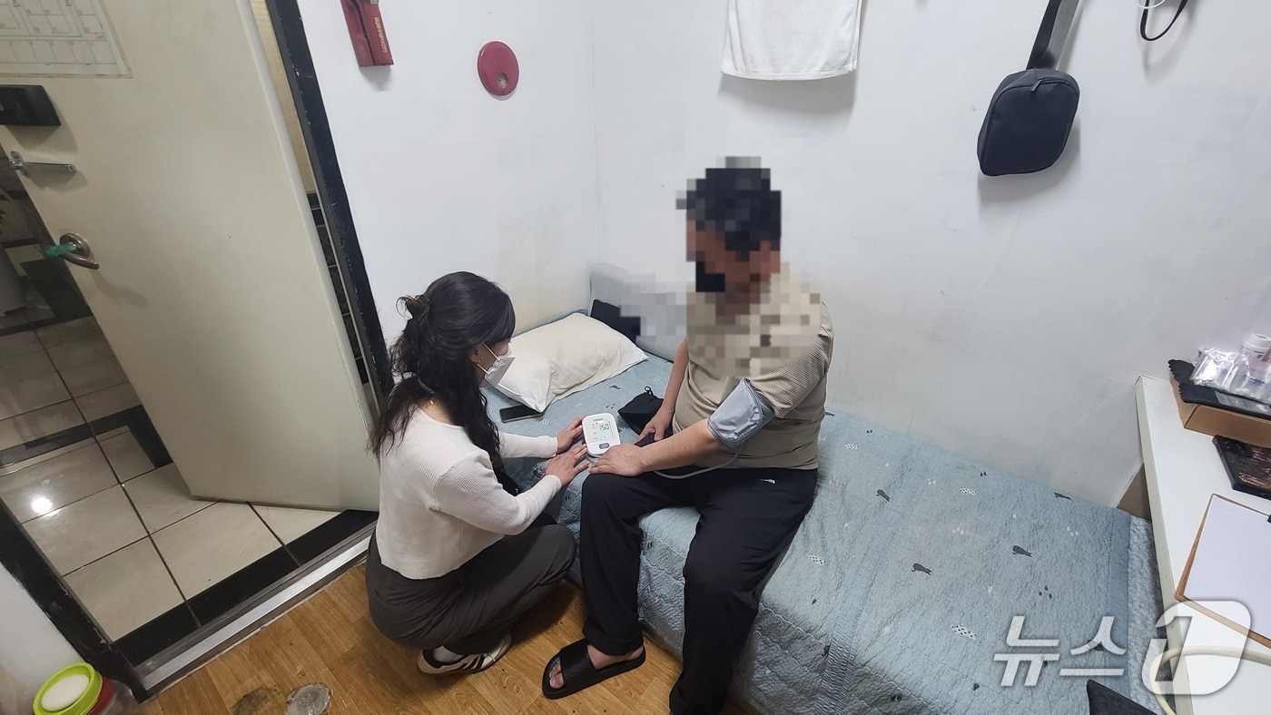 고시텔에 거주 중인 50대 A씨가 신정2동 찾아가는 보건복지팀과 상담하는 모습.(울산 남구 제공. 재판매 및 DB 금지)/뉴스1