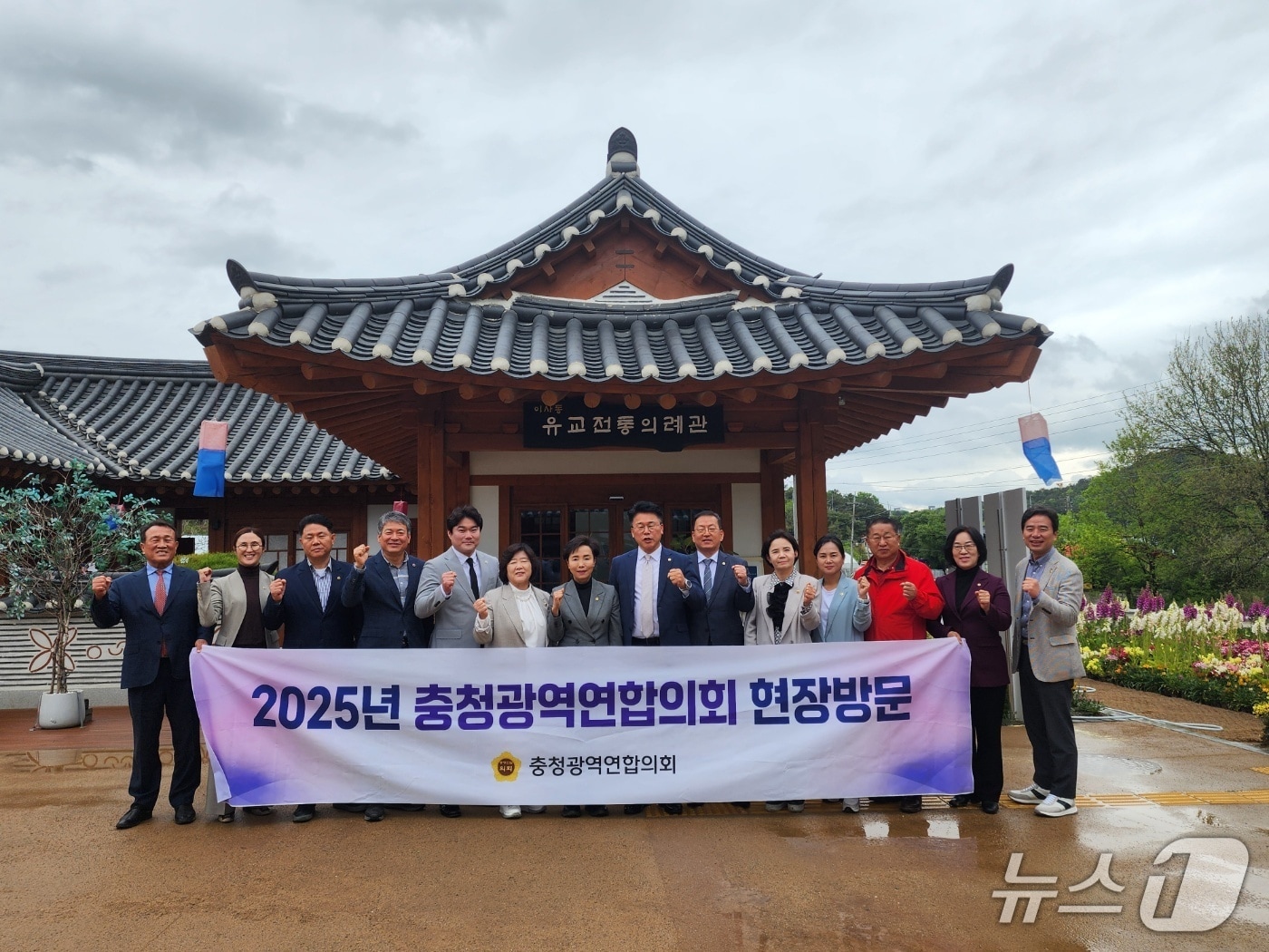 충청광역연합의회 의원들이 대전별서를 방문하고 있다.(대전시의회 제공, 재판매 및 DB 금지)/뉴스1