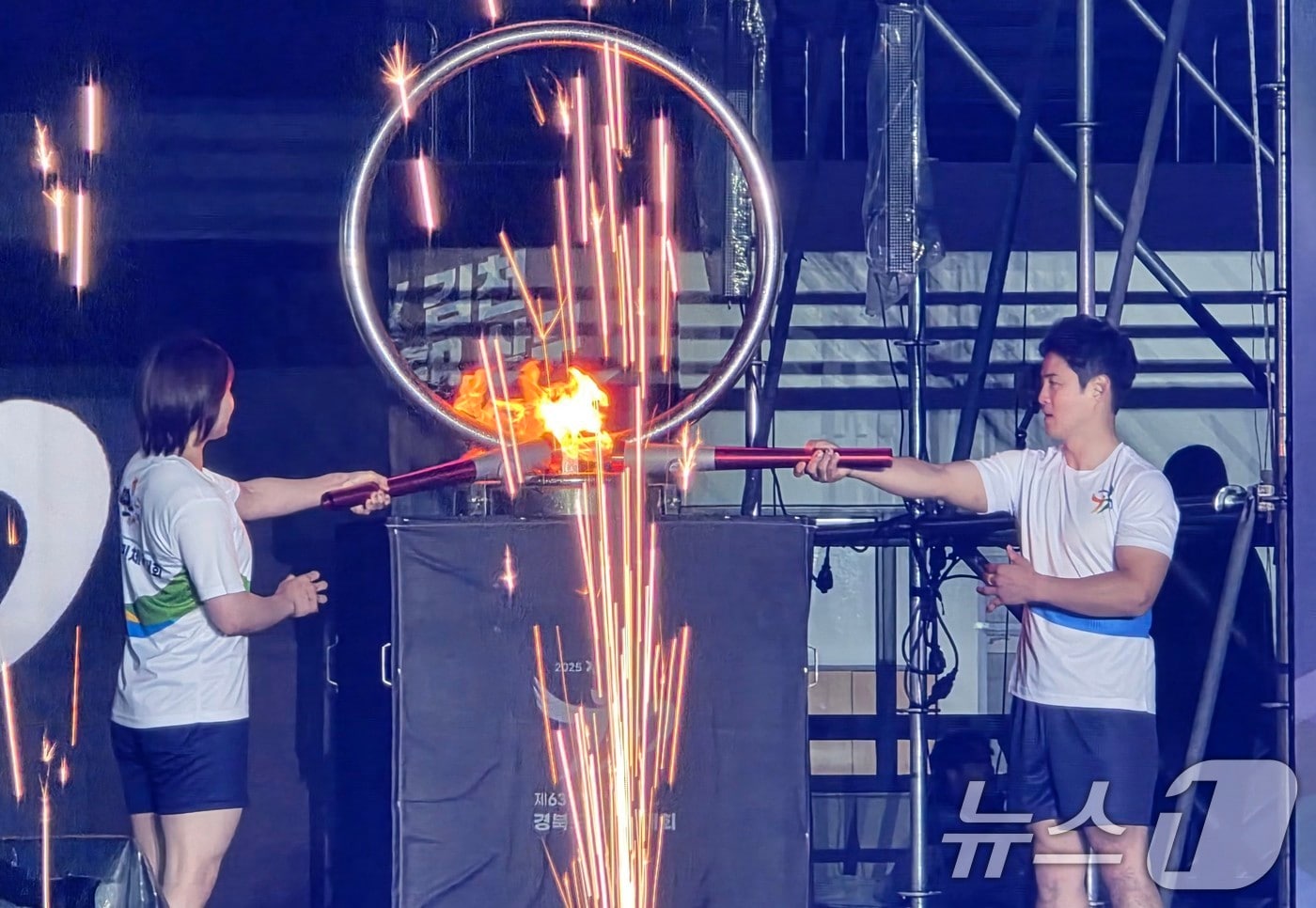 9일 오후 경북 김천종합운동장에서 열린 제63회 경북도민체전 개회식에서 성화 최종주자가 성화대에 불을 붙이고 있다. 2025.5.9 ⓒ 뉴스1 정우용 기자