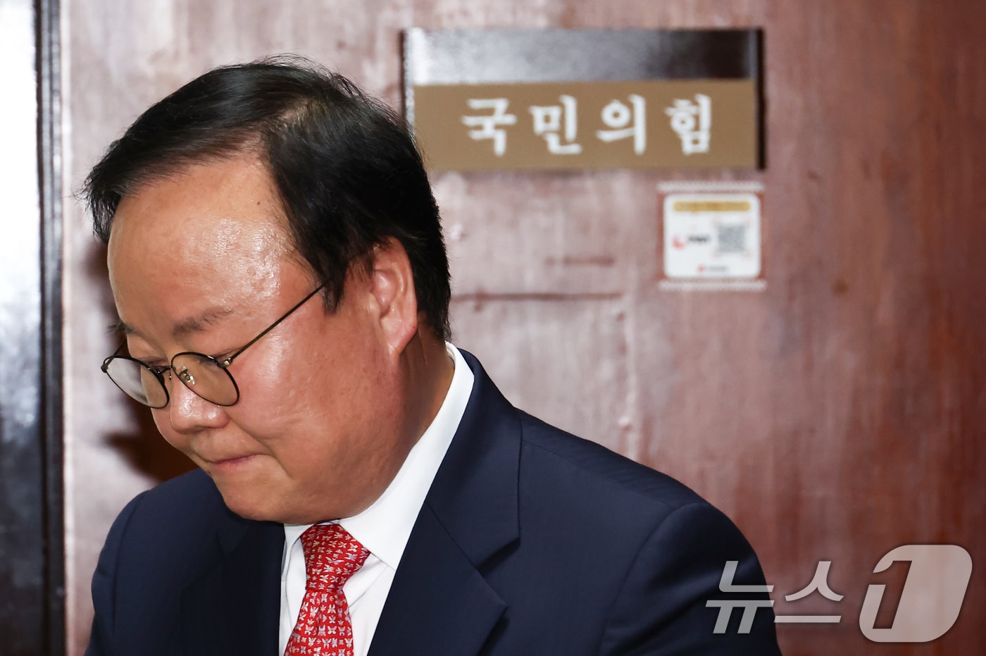 김문수 국민의힘 대통령 후보 대리인인 김재원 비서실장이 9일 서울 여의도 국회에서 열린 한덕수 무소속 대선 예비후보 대리인 측과의 단일화 협상 관련 회동을 마치고 굳은 표정을 하고 있다. 2025.5.9/뉴스1 ⓒ News1 김민지 기자