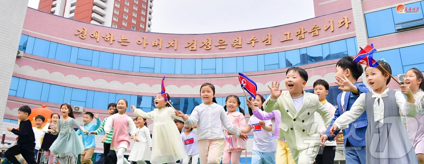 (평양 노동신문=뉴스1) = 북한 노동당 기관지 노동신문은 1일 국제아동절을 맞아 과거 김정은 당 총비서가 평양애육원 등을 방문한 일화를 조명하며 '후대사랑'을 선전했다. 사진은 창광유치원. [국내에서만 사용가능. 재배포 금지. DB 금지. For Use Only in the Republic of Korea. Redistribution Prohibited] rodongphoto@news1.kr