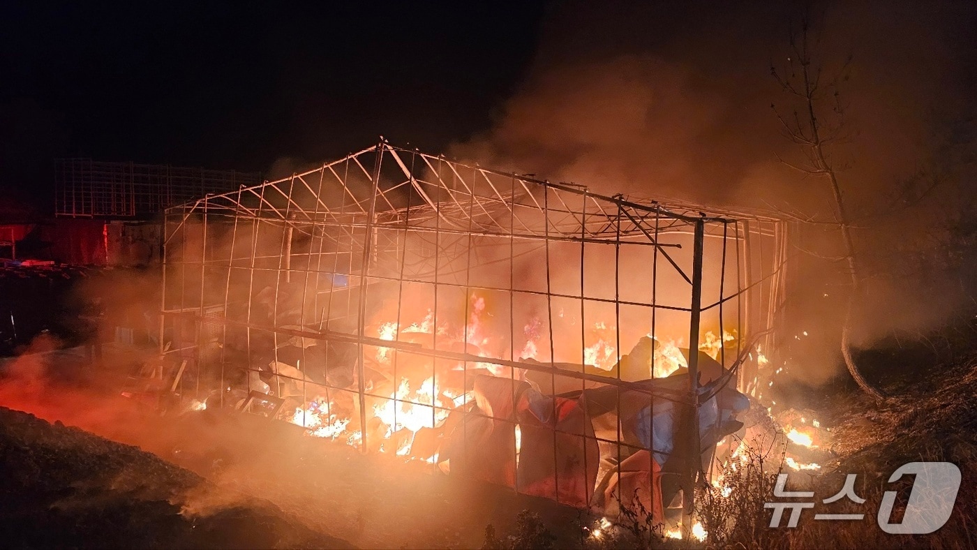 1일 오전 0시28분께 전북 김제시 금산면에 소재한 버섯재배사에서 화재가 발생했다.(전북소방 제공. 재판매 및 DB금지)