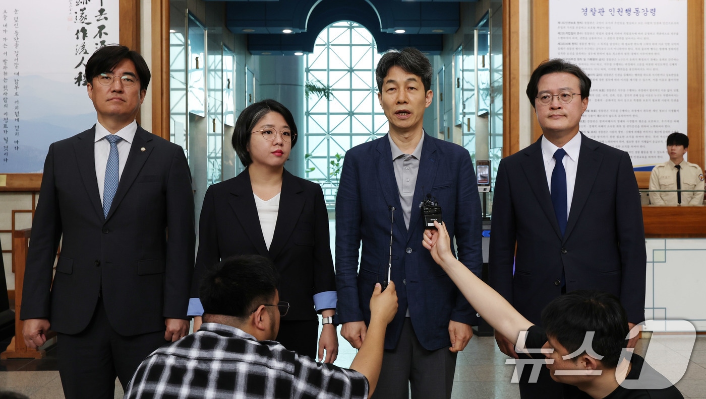 윤건영 더불어민주당 의원을 비롯한 국회 행정안전위원회 소속 의원들이 1일 서울 서대문구 경찰청을 찾아 댓글 부대 운영 리박스쿨 관련 항의 방문을 마친 뒤 발언하고 있다. 왼쪽부터 김성회, 용혜인, 윤건영, 채현일 의원. 2025.6.1/뉴스1 ⓒ News1 박지혜 기자