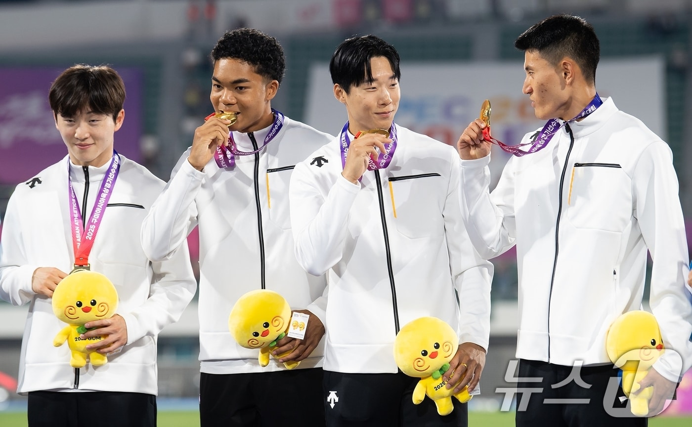 지난 31일 밤 경북 구미시민운동장에서 열린 아시아육상경기선수권대회 남자 400미터 계주에서 한국신기록과 대회신기록을 동시에 깬 한국의 서민준(왼쪽부터), 나마디 조엘 진, 이재성, 이준혁 선수가 메달 세리머리를 하고 있다. (구미시 제공. 재판매 및 DB금지) 2025.6.1/뉴스1 ⓒ News1 정우용 기자