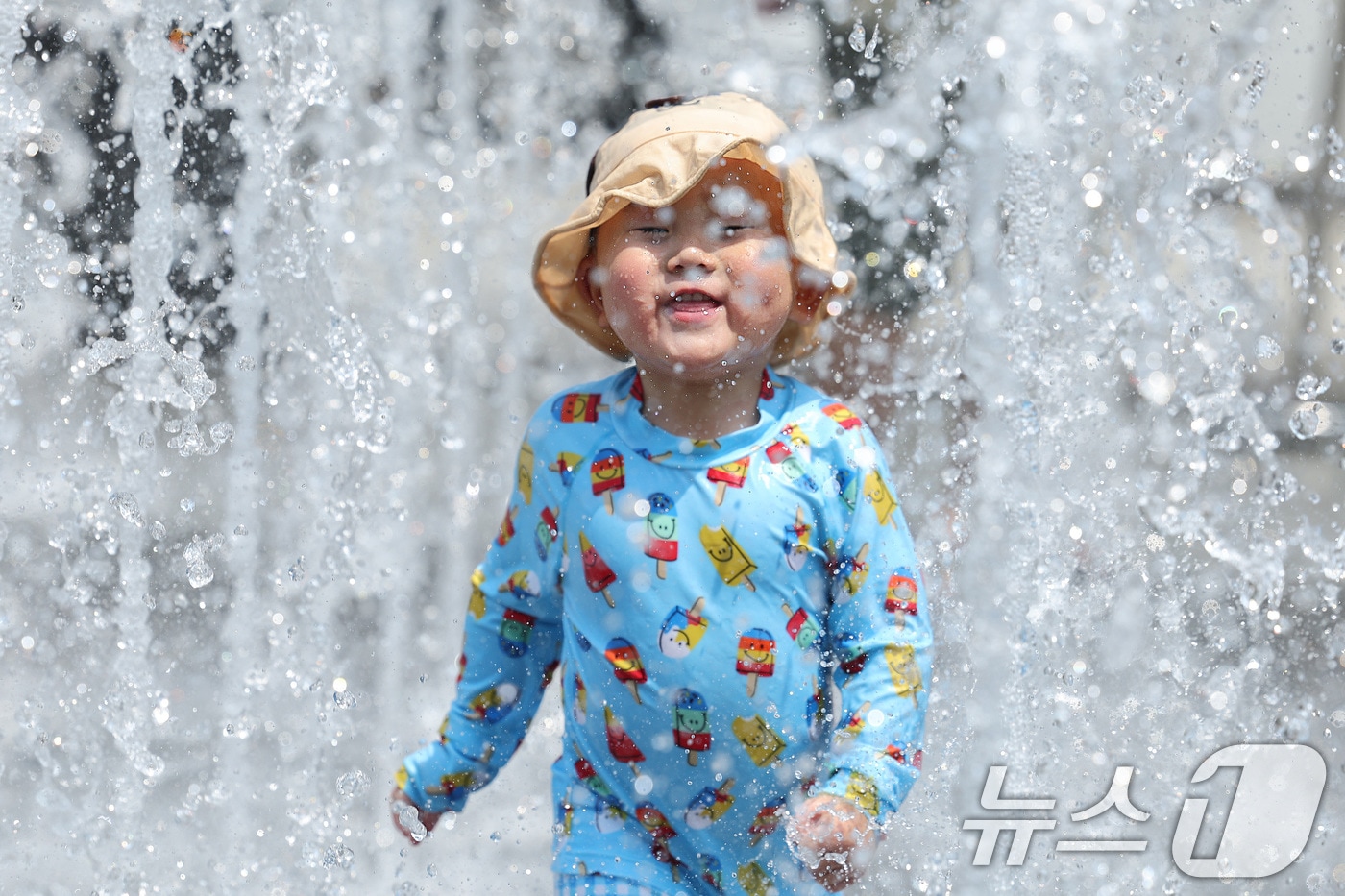 30도 안팎의 초여름 더위가 나타난 1일 오후 서울 광화문광장 바닥분수에서 어린이들이 물놀이를 하며 더위를 식히고 있다.2025.6.1/뉴스1 ⓒ News1 신웅수 기자