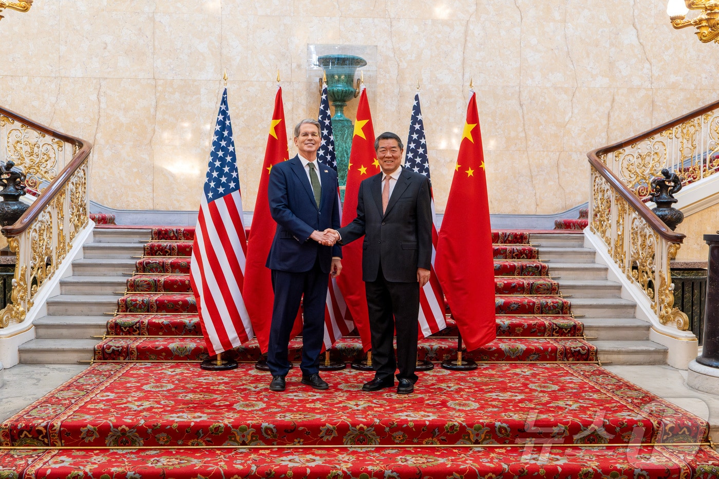 스콧 베센트 미국 재무부 장관과 허리펑 중국 부총리가 9일(현지시간) 영국 런던에서 만나 무역 협상에 앞서 악수하고 있다. 2025.06.09 ⓒ 로이터=뉴스1 ⓒ News1 류정민 특파원