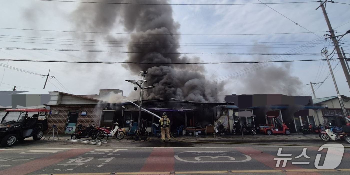 9일 오전 9시 41분쯤 영천시 금호읍 냉천리의 한 오토바이 상사에서 불이나 소방 당국이 진화하고 있다.(경북소방본부 제공. 재판매 및 DB 금지)2025.6.10/뉴스1
