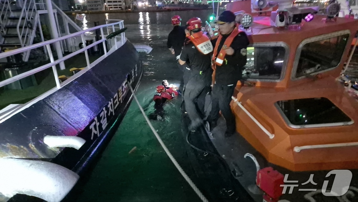 해경이 10일 부산 중구 남포동 자갈치크루즈 선착장 앞 바다에 빠진 여성을 구조하고 있다.(부산해경 제공. 재판매 및 DB 금지)