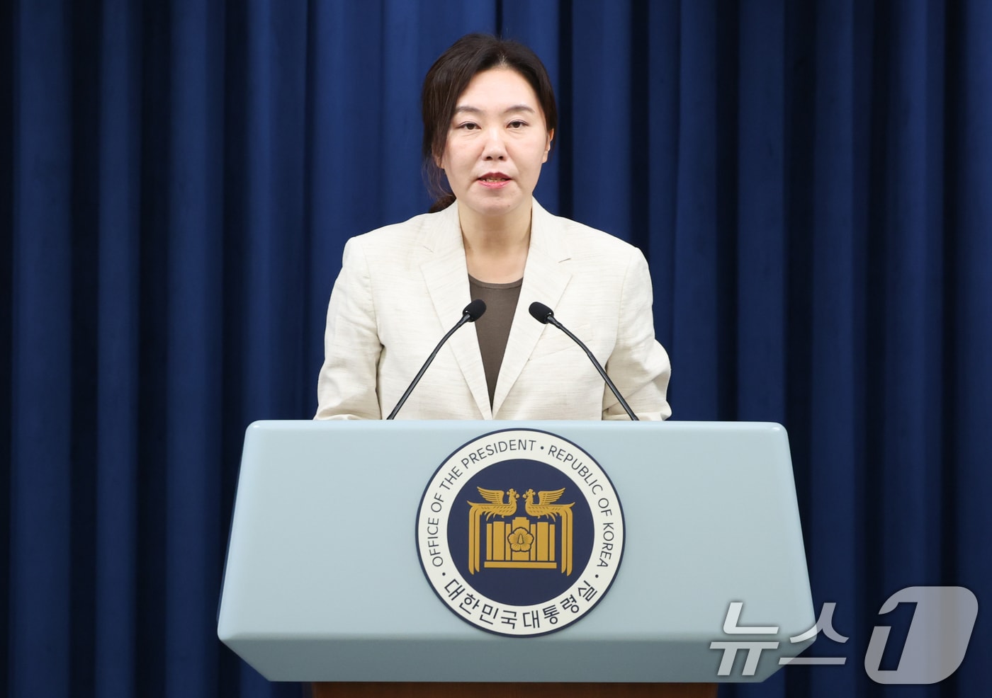 강유정 대통령실 대변인이 10일 서울 용산구 대통령실 청사에서 국민추천제 관련 브리핑을 하고 있다. 강 대변인은 브리핑을 통해 국민들로부터 일주일간 장차관 등 인사추천을 받는다고 밝혔다. 2025.6.10/뉴스1 ⓒ News1 허경 기자