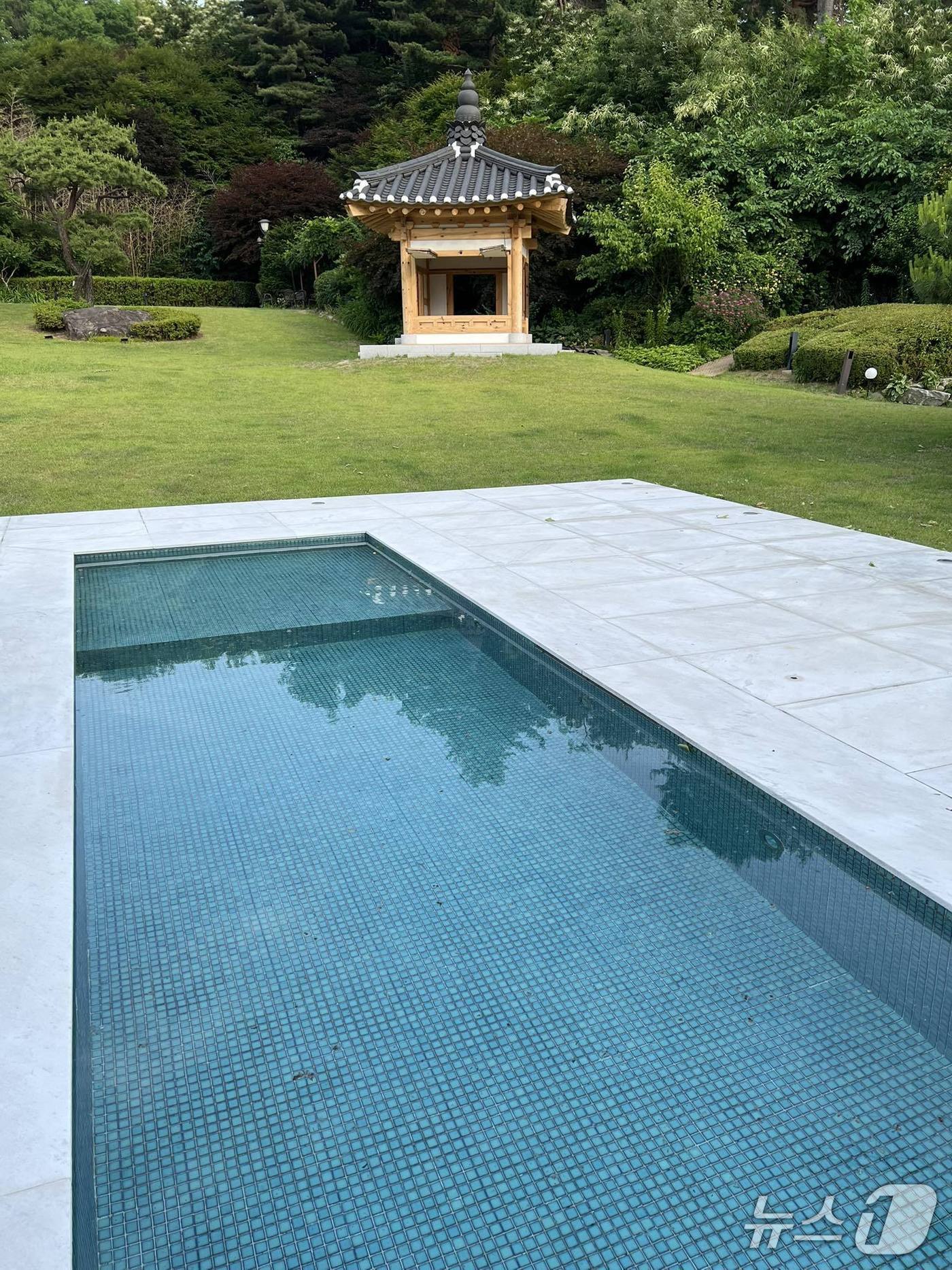  윤석열 전 대통령 시절 한남동 관저에 설치한 수영장. (박홍근 민주당 의원 SNS 갈무리) ⓒ 뉴스1
