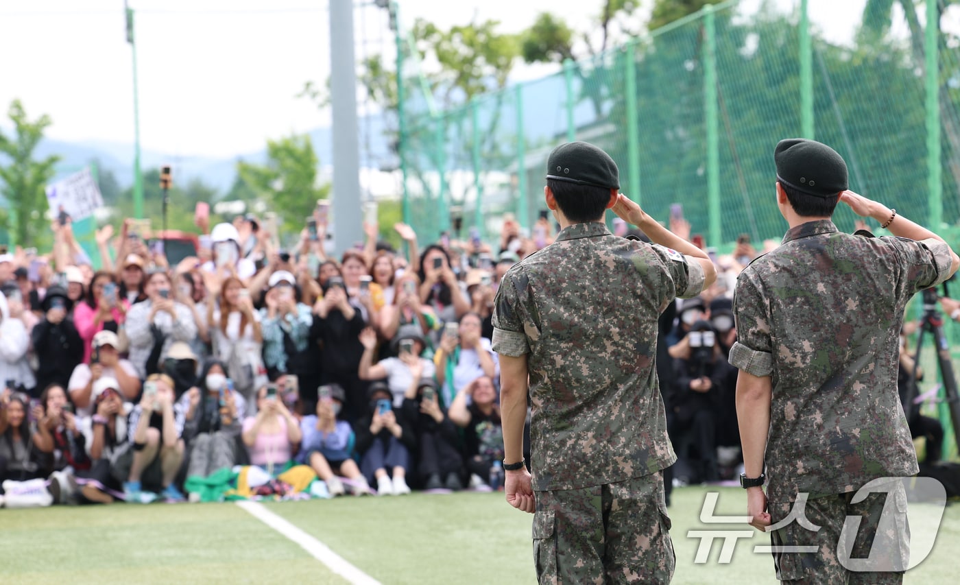 방탄소년단(BTS)의 RM(김남준, 30)과 뷔(김태형, 29)가 10일 오전 강원도 춘천시 신북읍 체육공원 축구장에서 군 복무를 마친 뒤 전역 인사를 하고 있다. 2025.6.10/뉴스1 ⓒ News1 권현진 기자