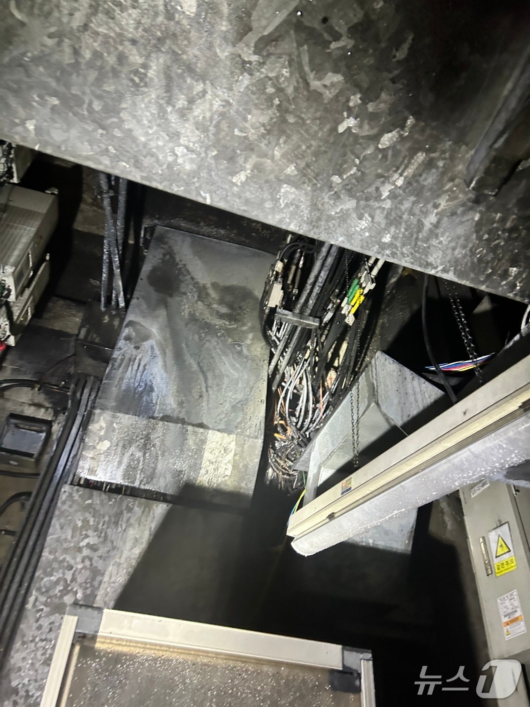 10일 오전 2시 28분쯤 인천시 미추홀구 관교동 백화점 1층 전기배선실에서 스파크와 연기가 난다는 119신고가 접수됐다.(인천소방본부 제공)2025.6.10/뉴스1