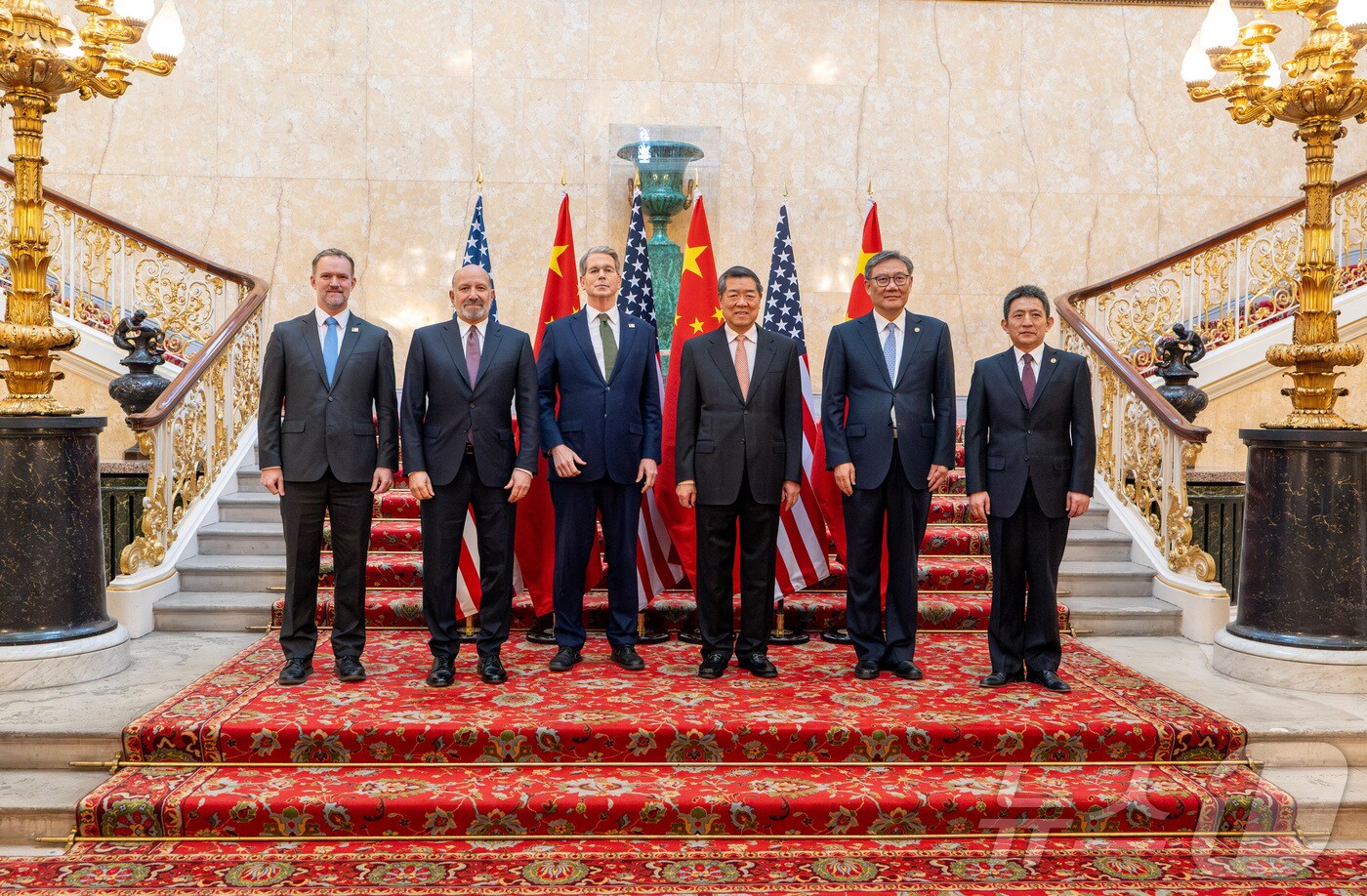 9일&#40;현지시간&#41; 영국 런던 랭커스터 하우스에서 열린 무역 협상에서 제이미슨 그리어 미국 무역대표부 대표, 하워드 러트닉 미국 상무장관, 스콧 베선트 미국 재무장관, 허리펑 중국 부총리, 왕원타오 중국 상무부장, 리청강 중국 국제무역 담당 대표 겸 상무부 부부장이 기념촬영을 하고 있다. ⓒ 로이터=뉴스1 ⓒ News1 정은지 특파원