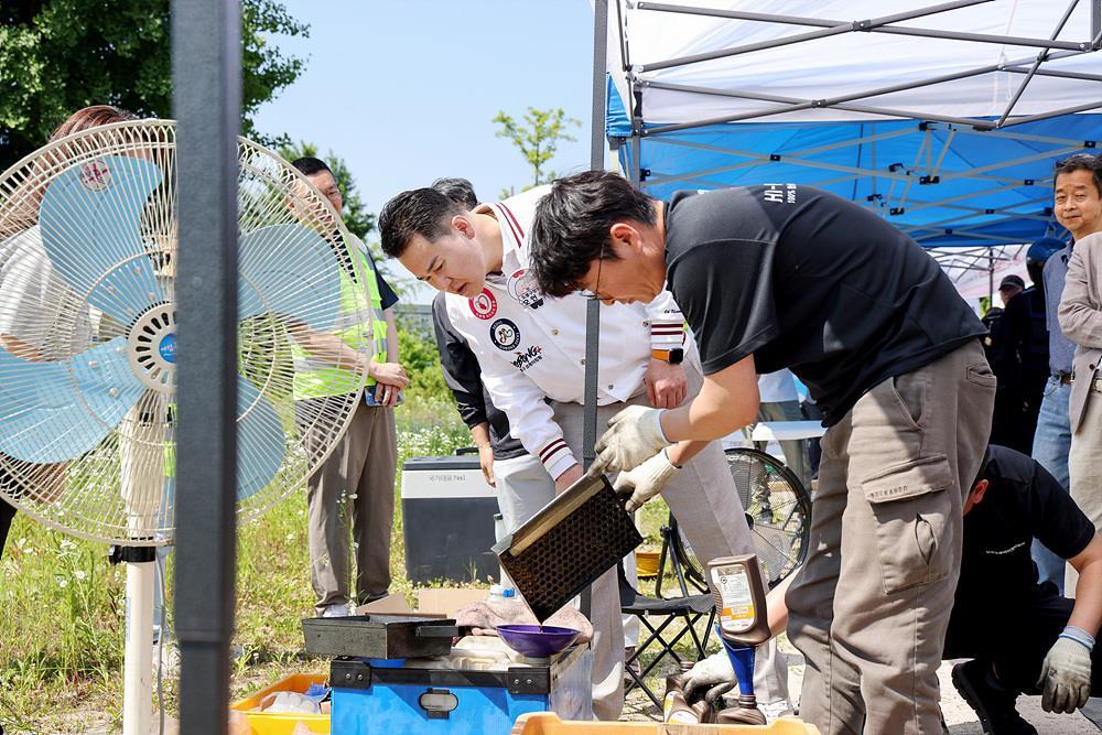 지난 5일 서울 종로구 성균관대 야구장에서 오언석 도봉구청장이 이륜차 점검 상황을 살펴보고 있다.(도봉구 제공)