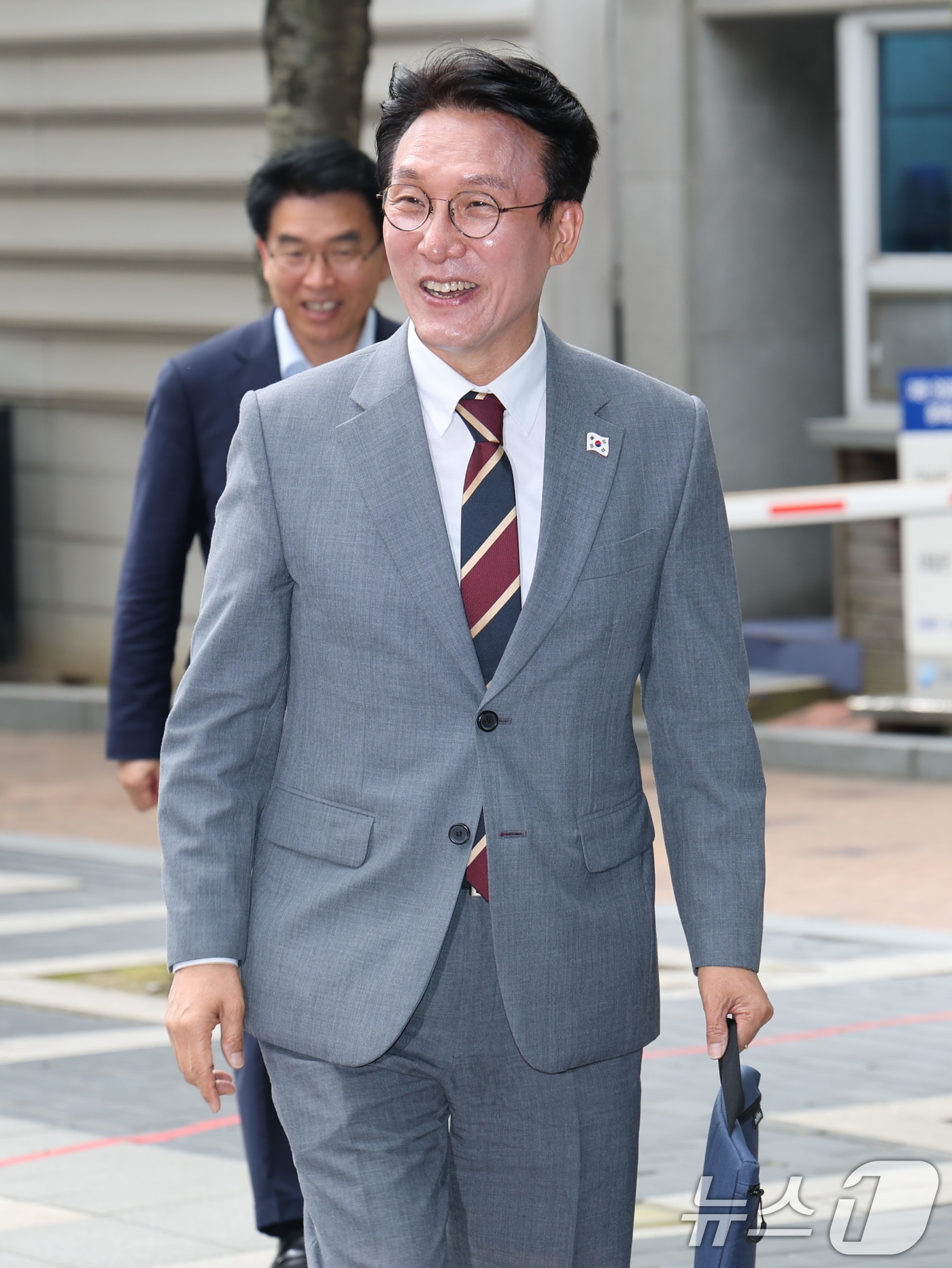 김민석 국무총리 후보자가 10일 오전 서울 종로구 통의동 금융감독원 연수원에 마련된 인사청문회 준비 사무실로 출근을 하고 있다. 2025.6.10/뉴스1 ⓒ News1 임세영 기자