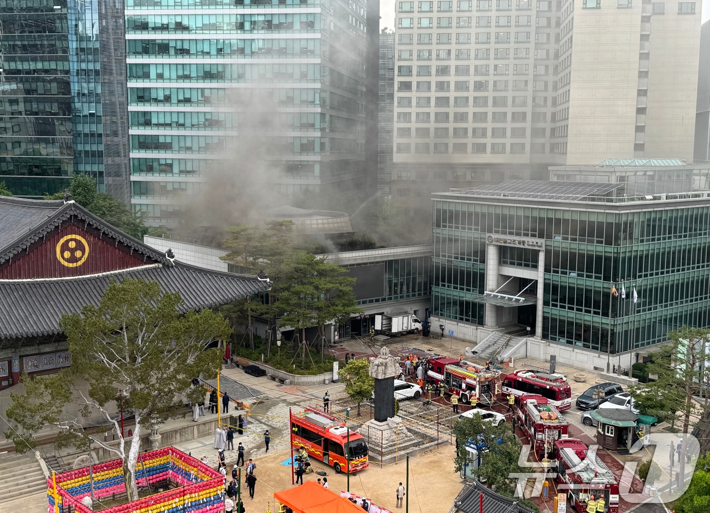 10일 서울 종로구 조계사 불교중앙박물관에서 화재가 발생해 검은 연기가 치솟고 있다. 2025.6.10/뉴스1 ⓒ News1 김명섭 기자