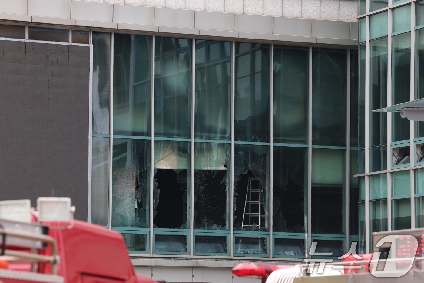 10일 서울 종로구 조계사 옆 불교중앙박물관에서 발생한 화재로 유리창이 깨져 있다. 2025.6.10/뉴스1 ⓒ News1 김명섭 기자