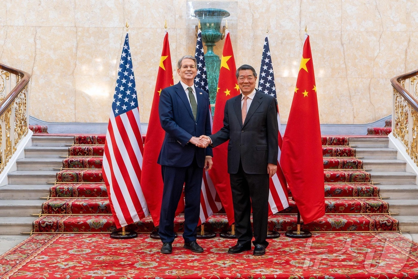 스콧 베선트 미 재무장관(왼쪽)과 허리펑 중국 국무원 부총리가 9일(현지시간) 영국 런던의 랭카스터 하우스에서 무역협상을 하기 전 사진을 찍고 있다. 2025.06.09 ⓒ AFP=뉴스1 ⓒ News1 권영미 기자