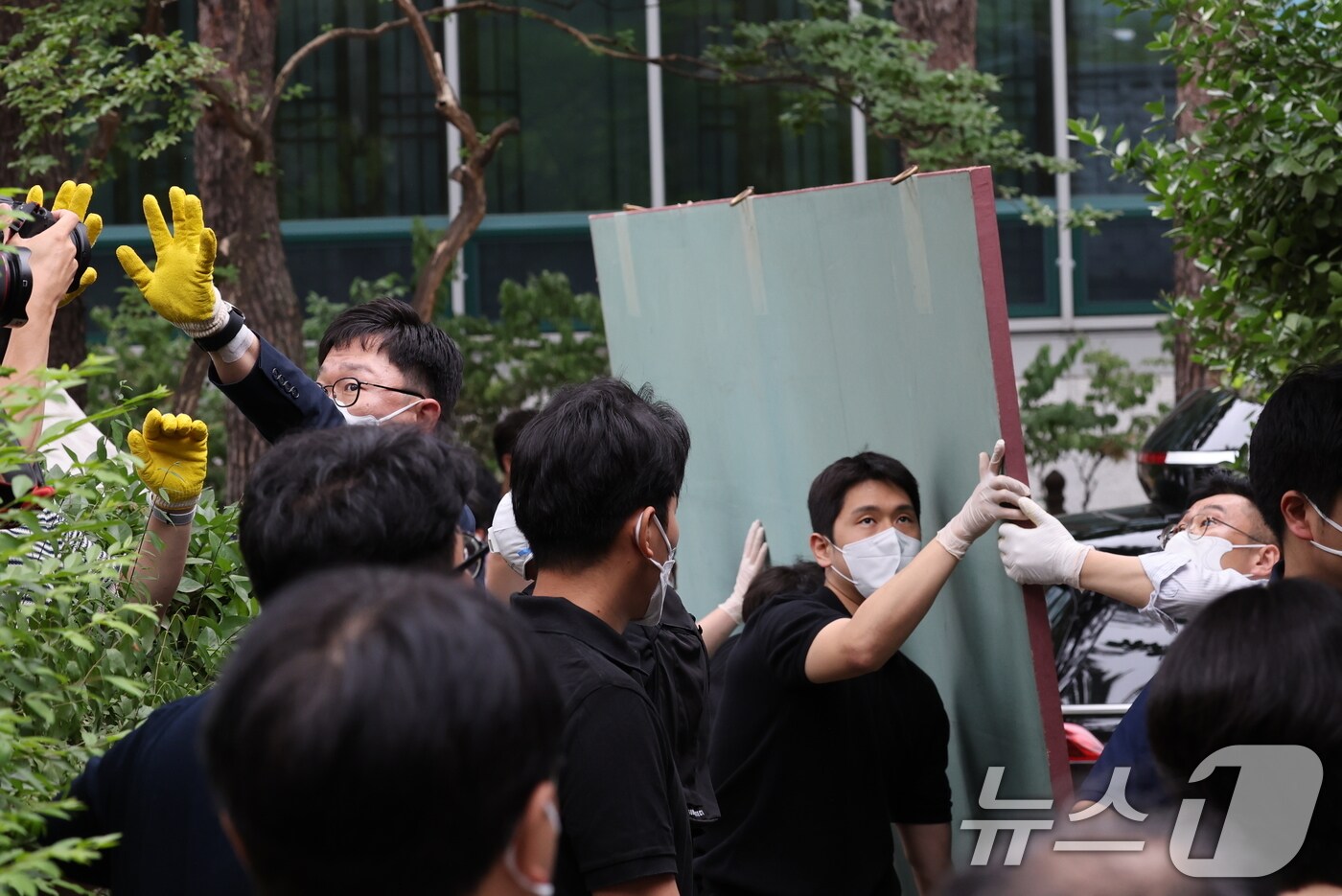 10일 서울 종로구 조계사 옆 불교중앙박물관에서 화재가 발생한 가운데 조계종 등 관계자들이 문화재를 화재 현장 밖으로 옮기고 있다. 2025.6.10/뉴스1 ⓒ News1 이동해 기자