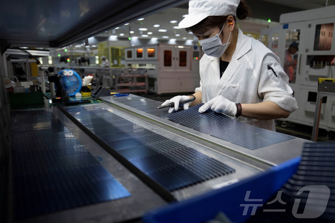 中, 한국·미국산 태양광 폴리실리콘 반덤핑관세 5년 재연장 - 뉴스 썸네일 이미지