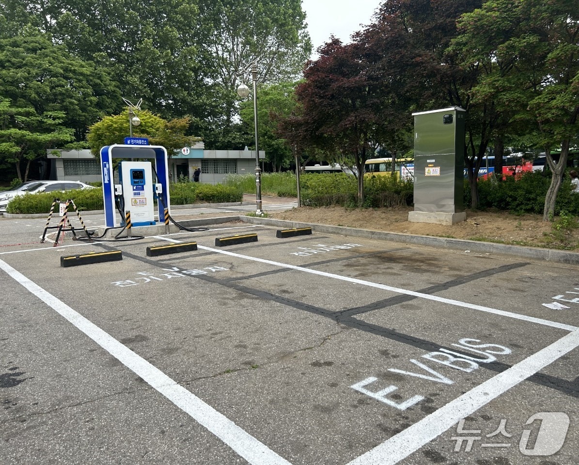 동작주차공원 마을버스 전기충전소 설치 모습.(동작구청 제공)