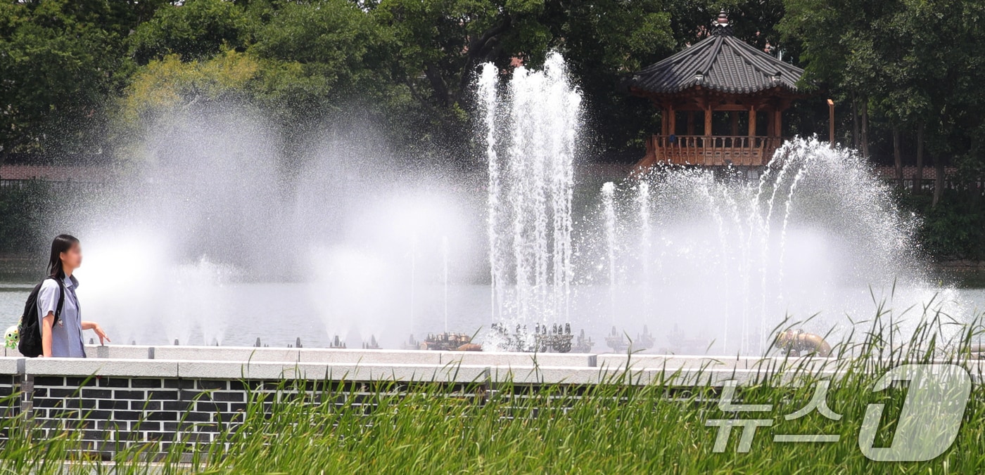 초여름 날씨가 이어지고 있는 10일 전북 전주시 덕진공원 분수에서 시원한 물줄기가 뿜어져 나오고 있다. 2025.6.10/뉴스1 ⓒ News1 유경석 기자