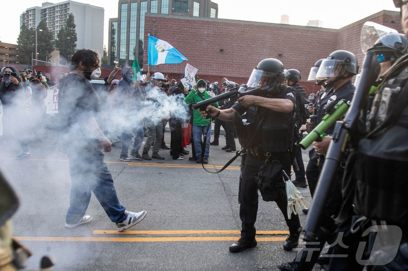 9일&#40;현지시간&#41; 미국 캘리포니아 로스앤젤레스&#40;LA&#41;에서 폭동 진압복을 입은 경찰들이 시위대를 향해 비살상 무기를 쏘고 있다. 2025.06.09 ⓒ AFP=뉴스1 ⓒ News1 최종일 선임기자