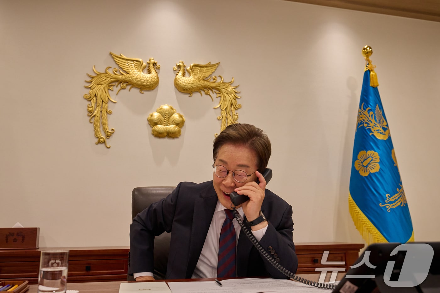 이재명 대통령이 10일 서울 용산구 대통령실 청사 집무실에서 시진핑 중국 국가주석과 전화 통화를 하고 있다. (대통령실 제공. 재판매 및 DB 금지) 2025.6.10/뉴스1 ⓒ News1 허경 기자