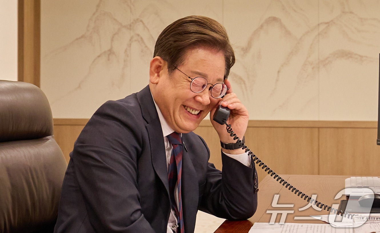 이재명 대통령이 10일 서울 용산구 대통령실 청사 집무실에서 시진핑 중국 국가주석과 전화 통화를 하고 있다. (대통령실 제공. 재판매 및 DB 금지) 2025.6.10/뉴스1 ⓒ News1 허경 기자
