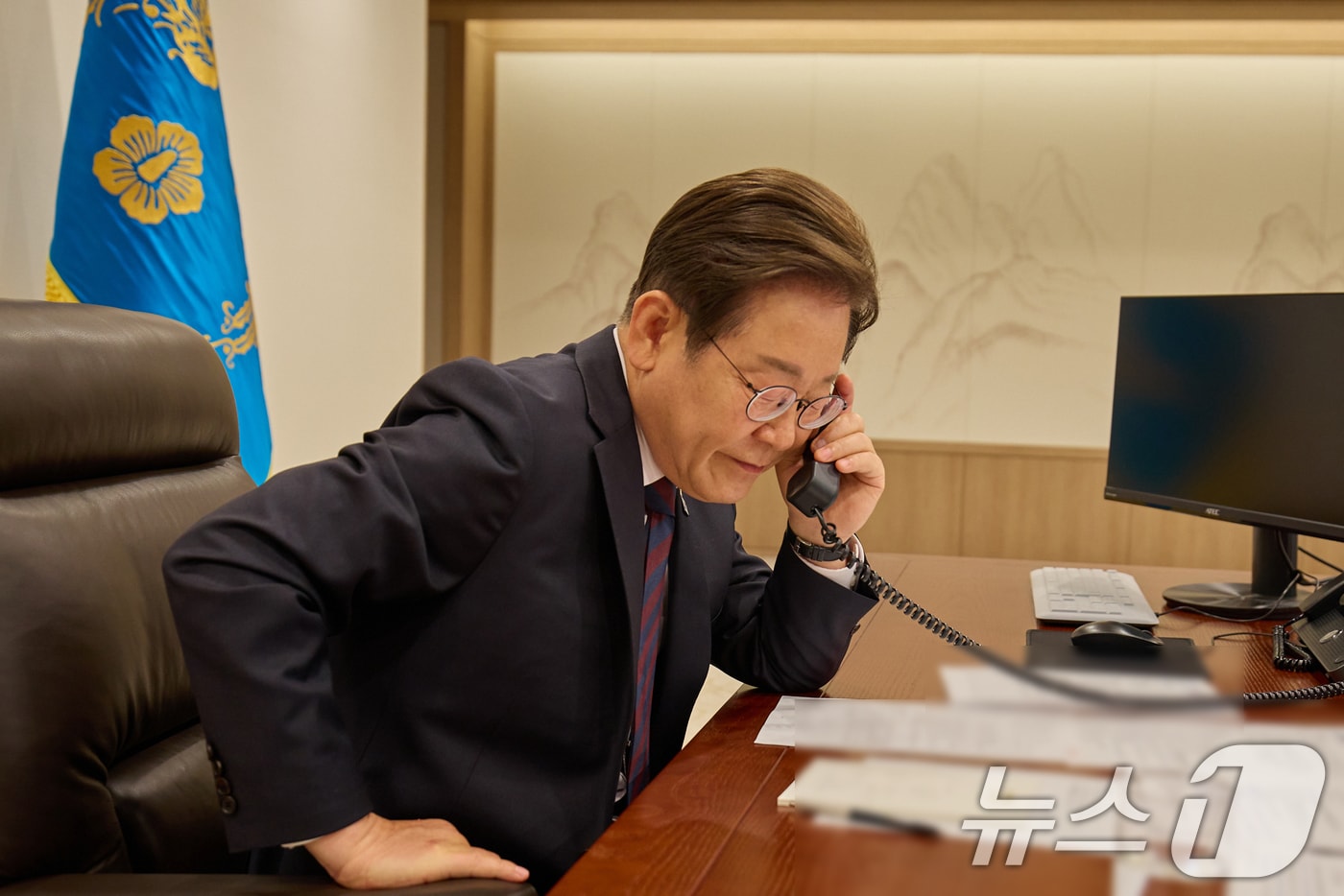 이재명 대통령이 10일 서울 용산구 대통령실 청사 집무실에서 시진핑 중국 국가주석과 전화 통화를 하고 있다. (대통령실 제공. 재판매 및 DB 금지) 2025.6.10/뉴스1 ⓒ News1 허경 기자