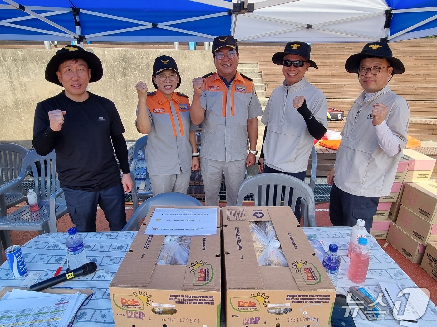 의용소방대가 10일 광주에서 열리고 있는 전국소방체전 경기장에 간식 물품을 지원하고 있다.(광주 북부소방 제공. 재판매 및 DB 금지)