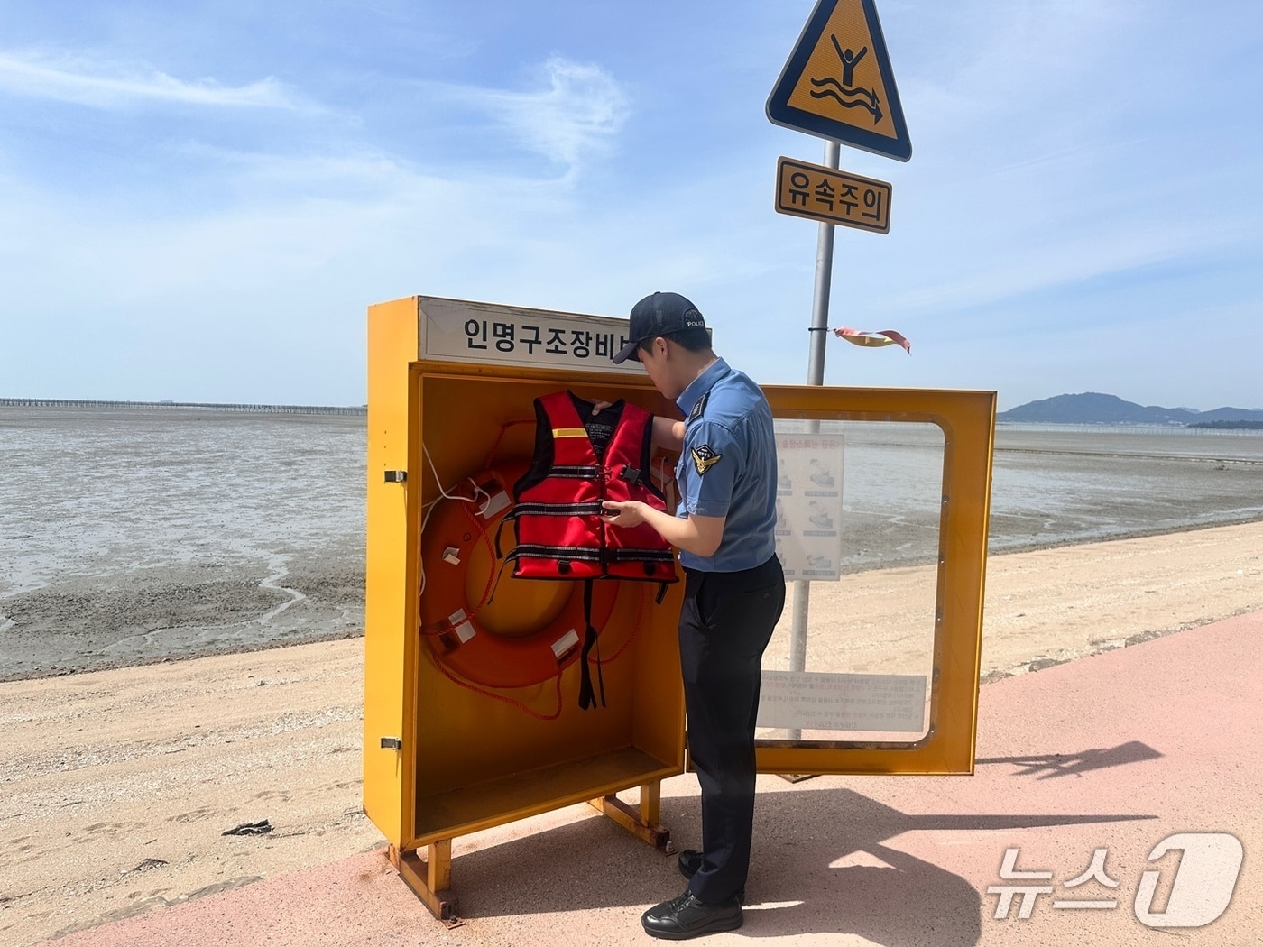 해수욕장 안전 시설물 점검하는 해경. (목포해경 제공. 재판매 및 DB 금지)