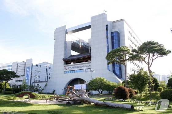 전북 전주시는 2조8025억 원 규모의 2025년 제1회 추가경정 예산안을 편성해 시의회에 제출했다고 10일 밝혔다. 전주시청 전경/뉴스1 DB