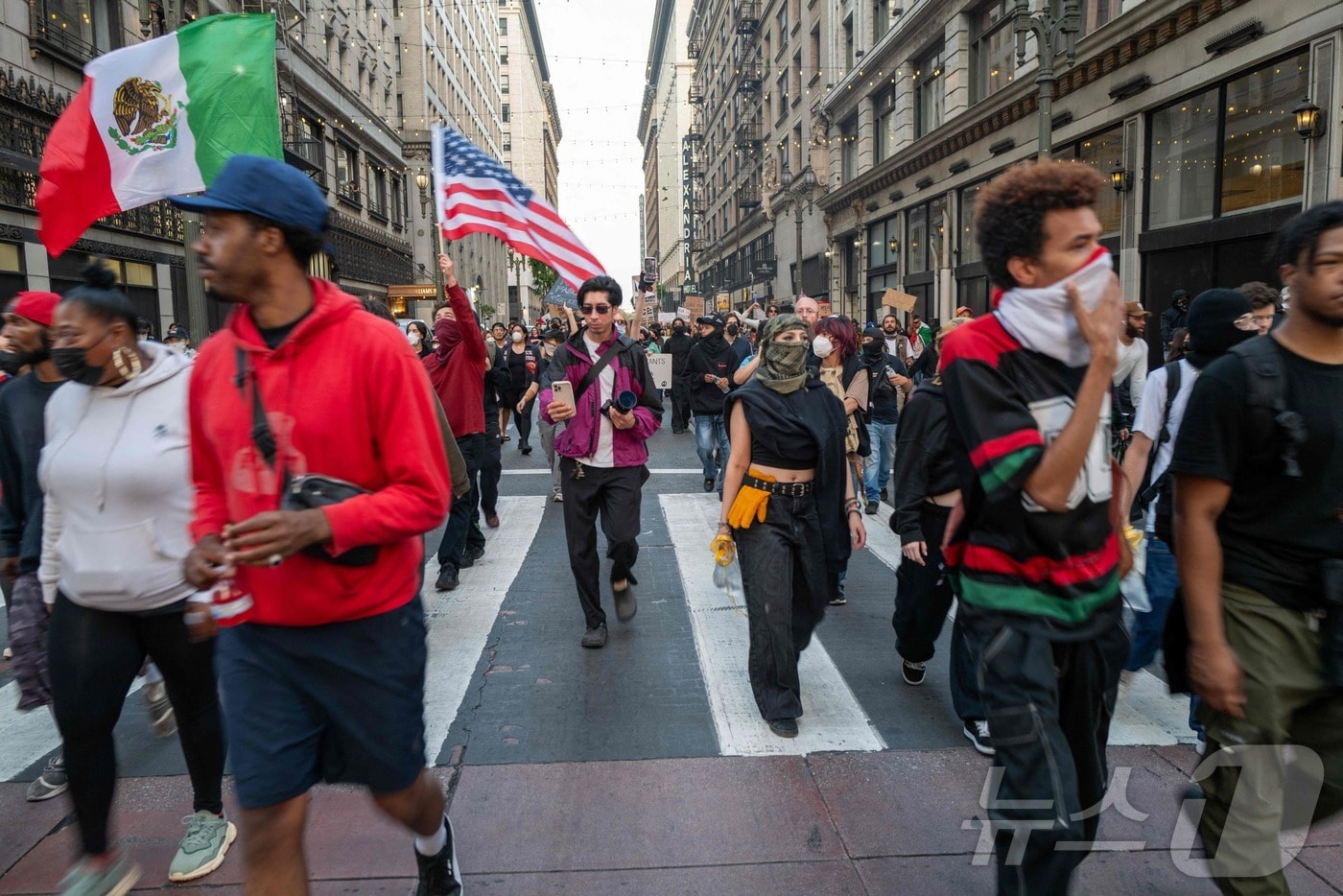 9일(현지시간) 미국 캘리포니아 LA에서 이민세관단속국(ICE)의 대규모 불법 이민자 체포에 반발한 시위가 나흘째 이어지고 있다. 2025.06.09 ⓒ AFP=뉴스1 ⓒ News1 최종일 선임기자
