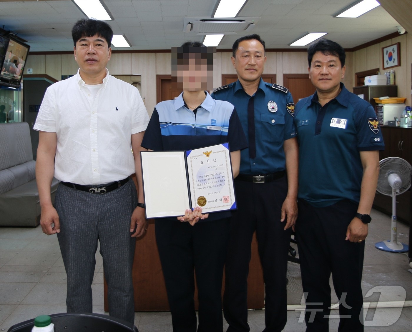 전남 순천경찰서는 10일 보이스피싱 현금수거책 검거에 기여한 순천역 직원에게 경찰서장 표창장을 수여하고 있다.(순천경찰서 제공. 재판매 및 DB 금지)