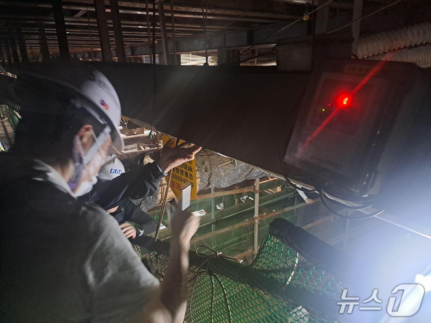 굴착공사장 내 도시가스 배관 안전 점검 모습.(서울시 제공)