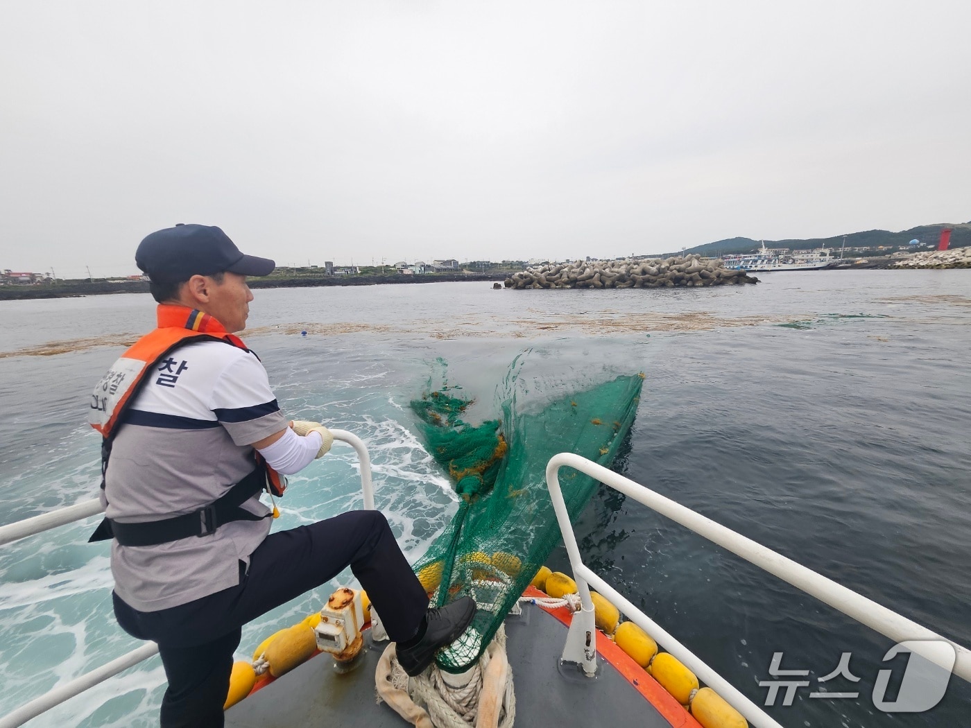 지난달 우도 앞바다에서 발견된 폐어구.(서귀포해양경찰서 제공. 재판매 및 DB 금지)