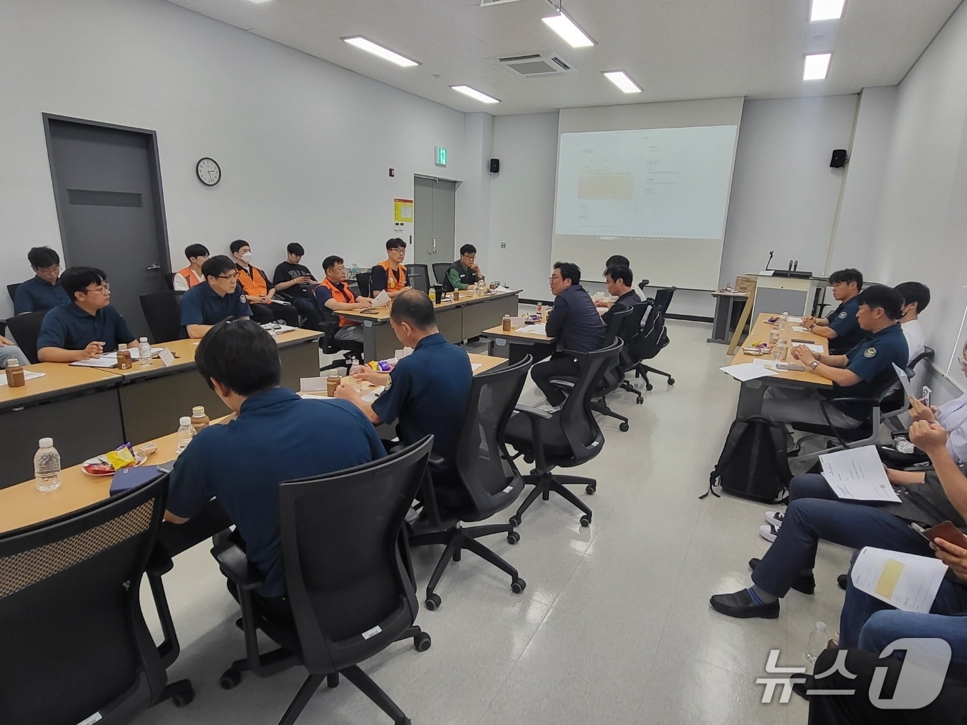 항보연이 10일 울산항 5부두 신축경비동 회의실에서 회의를 하고 있다. (항보연 제공. 재판매 및 DB 금지)