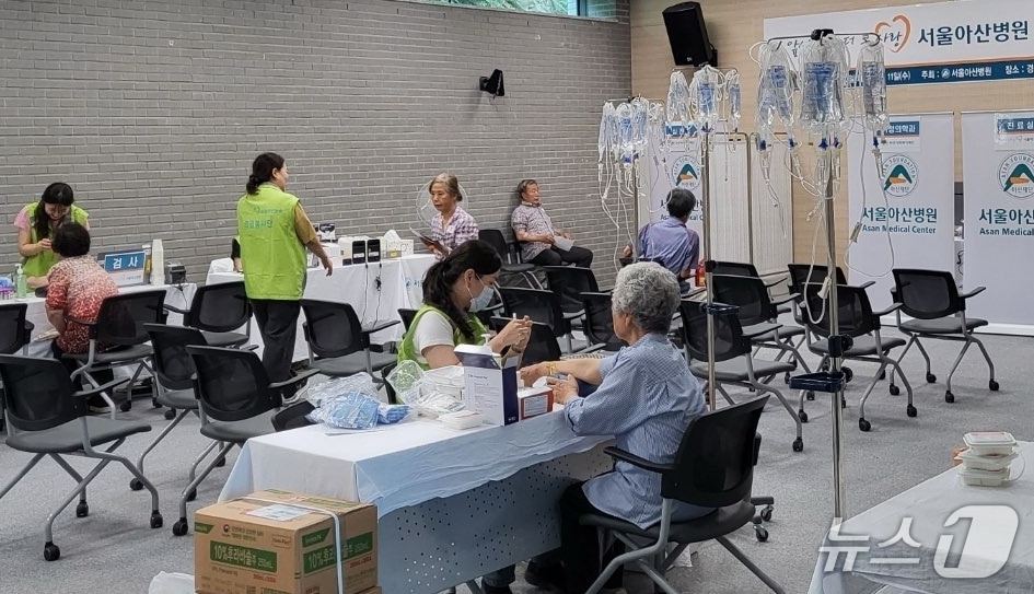 서울아산병원 의료봉사팀이 10일 경북 고령군 쌍림면사무소 1층 대강당에서 의료봉사 활동을 펼치고 있다.(고령군 제공. 재판매 및 DB금지)/뉴스1