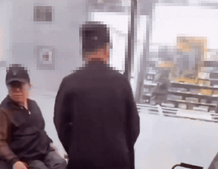 "카페 할아버지, 나이 묻더니 '안아볼까'…다가가 음료수 휙~"