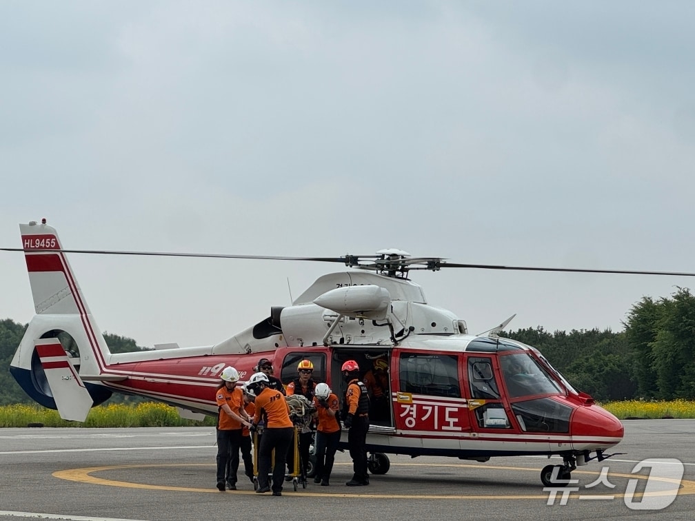 경기도소방재난본부 특수대응단이 10일 오전 관내 소방서 구급대원 25명을 대상으로 소방헬기를 활용한 중증응급환자 이송교육 및 훈련을 실시하고 있다. (경기도소방재난본부 제공. 재판매 및 DB 금지) 2025.6.10/뉴스1