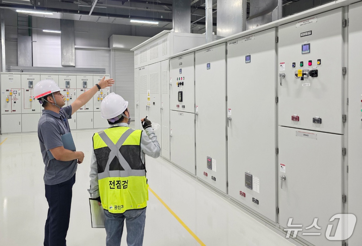 광주 광산구 관계자들이 10일 글로벌모터스를 찾아 화재 예방을 위한 점검을 하고 있다. &#40;광산구 제공. 재판매 및 DB 금지&#41;