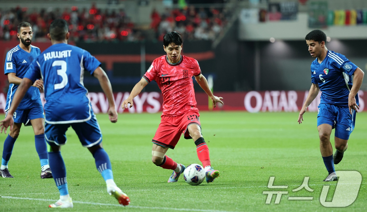 10일 오후 서울 마포구 상암동 서울월드컵경기장에서 열린 2026 국제축구연맹(FIFA) 북중미 월드컵 아시아 3차 예선 B조 10차전 대한민국과 쿠웨이트의 경기, 전진우가 돌파하고 있다. 2025.6.10/뉴스1 ⓒ News1 이승배 기자