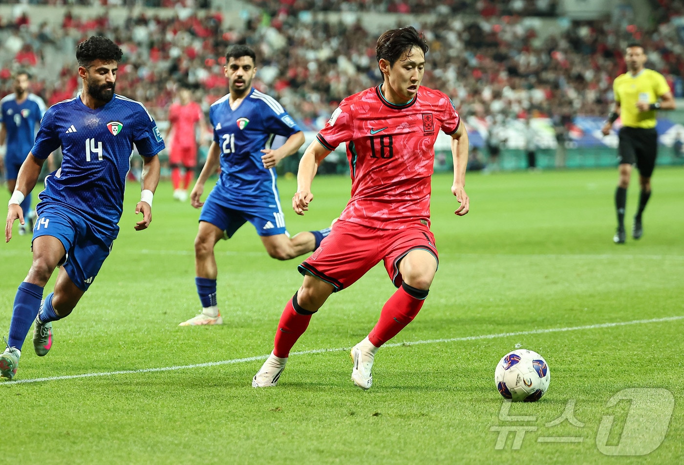 10일 오후 서울 마포구 상암동 서울월드컵경기장에서 열린 2026 국제축구연맹(FIFA) 북중미 월드컵 아시아 3차 예선 B조 10차전 대한민국과 쿠웨이트의 경기, 대한민국 이강인이 공격을 시도하고 있다. 2025.6.10/뉴스1 ⓒ News1 김도우 기자