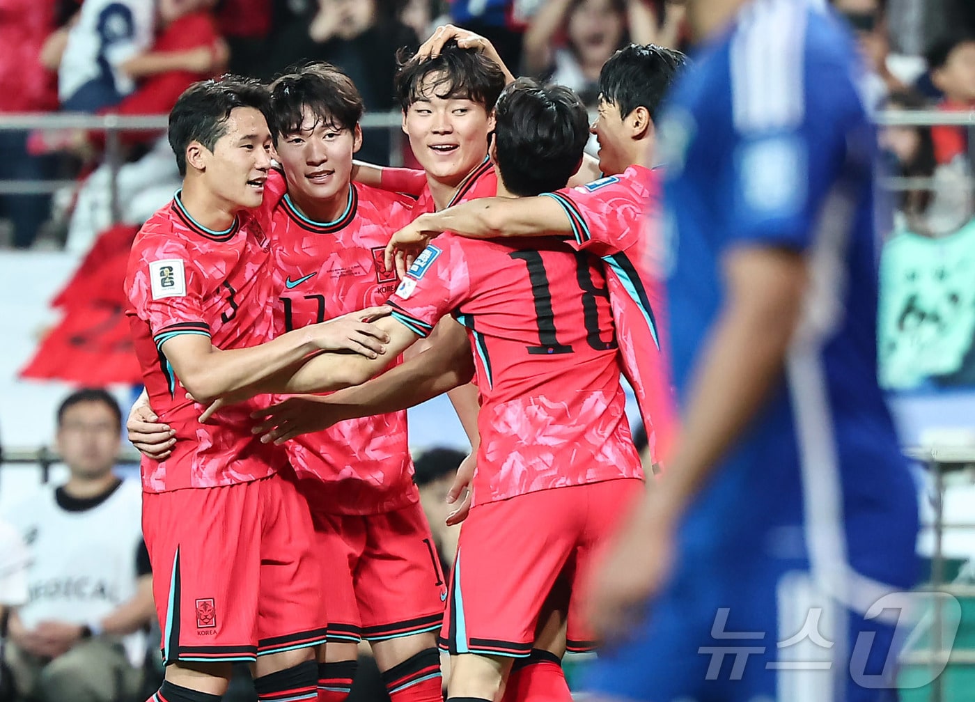 10일 오후 서울 마포구 상암동 서울월드컵경기장에서 열린 2026 국제축구연맹(FIFA) 북중미 월드컵 아시아 3차 예선 B조 10차전 대한민국과 쿠웨이트의 경기, 대한민국 오현규가 골을 넣고 기뻐하고 있다. 2025.6.10/뉴스1 ⓒ News1 김도우 기자