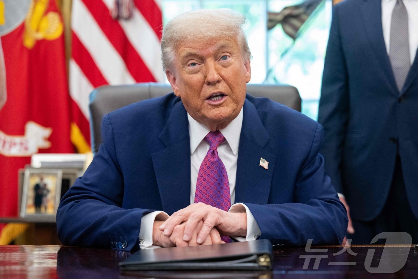 도널드 트럼프 미국 대통령이 10일&#40;현지시간&#41; 워싱턴DC 백악관 오벌오피스에서 캘리포니아주 로스앤젤레스&#40;LA&#41;에 주방위군을 투입한 것과 관련, &#34;연방정부가 군부대 투입을 통해 개입하지 않았다면 올해 초 산불 때처럼 LA가 불타고 있었을 것＂이라고 주장하고 있다. 2025.06.10 ⓒ AFP=뉴스1 ⓒ News1 류정민 특파원