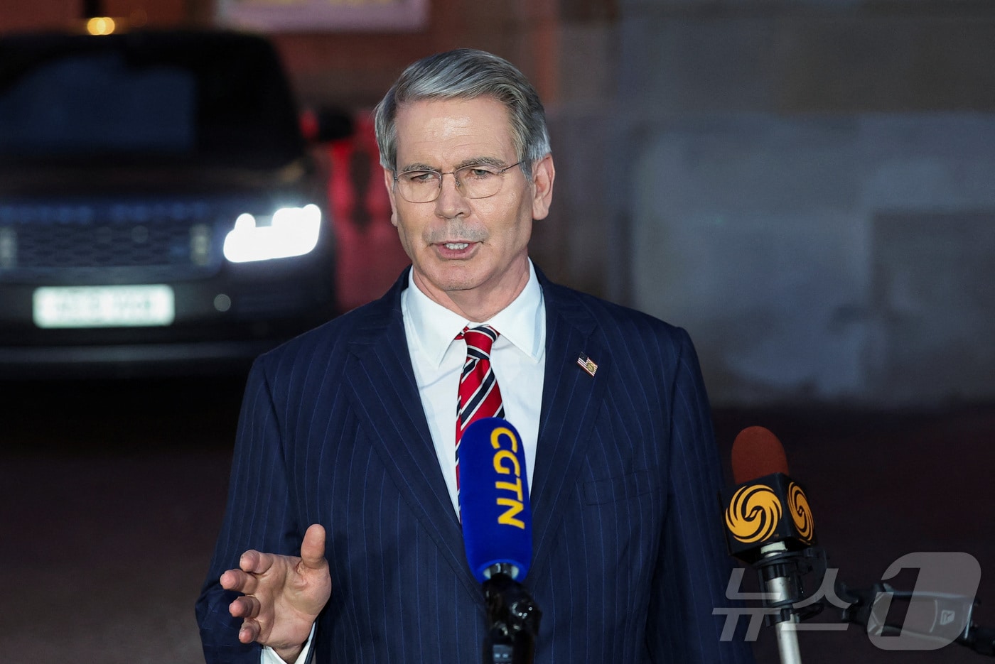 스콧 베센트 미국 재무장관이 10일(현지시간) 영국 런던에서 열린 미중 간 무역협상 이틀째 회의에 참석한 뒤 기자 질문에 답하고 있다.  2025.06.10 ⓒ 로이터=뉴스1 ⓒ News1 류정민 특파원