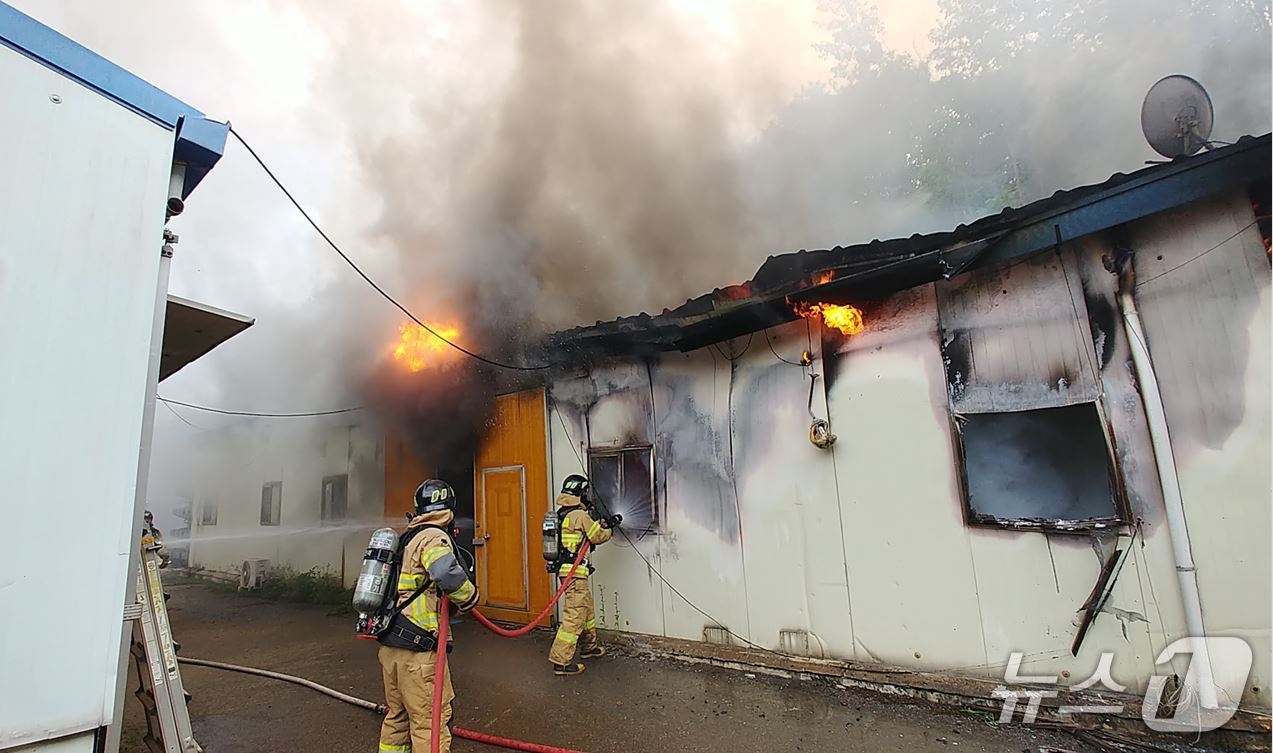 10일 오후 4시 38분쯤 김천시 감문면 보광리 한 건설자재 공장기숙사에서 불이나 3명이 대피하고 출동대가 화재를 진압하고 있다.(경북소방본부 제공. 재판매 및 DB금지)2025.6.11/뉴스1